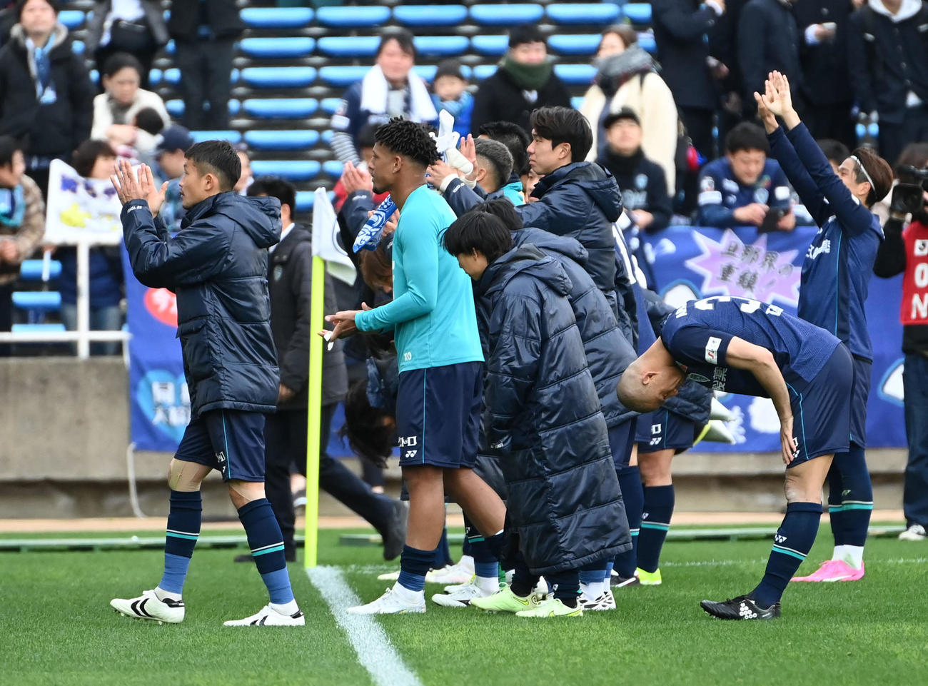 試合終了後、サポーターにあいさつをする福岡イレブン（撮影・石井愛子）