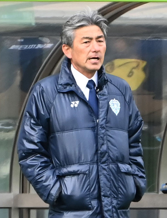 福岡対札幌　前半、選手に声をかける福岡・長谷部監督（撮影・石井愛子）