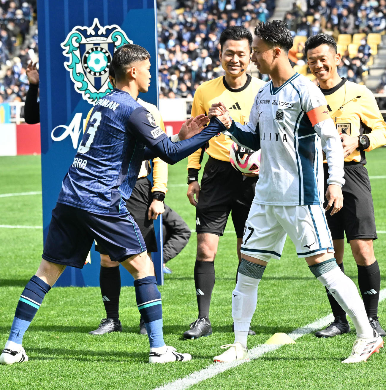 福岡対札幌　試合前に握手をする福岡・奈良（左）、札幌・荒野（左から3人目）（撮影・石井愛子）