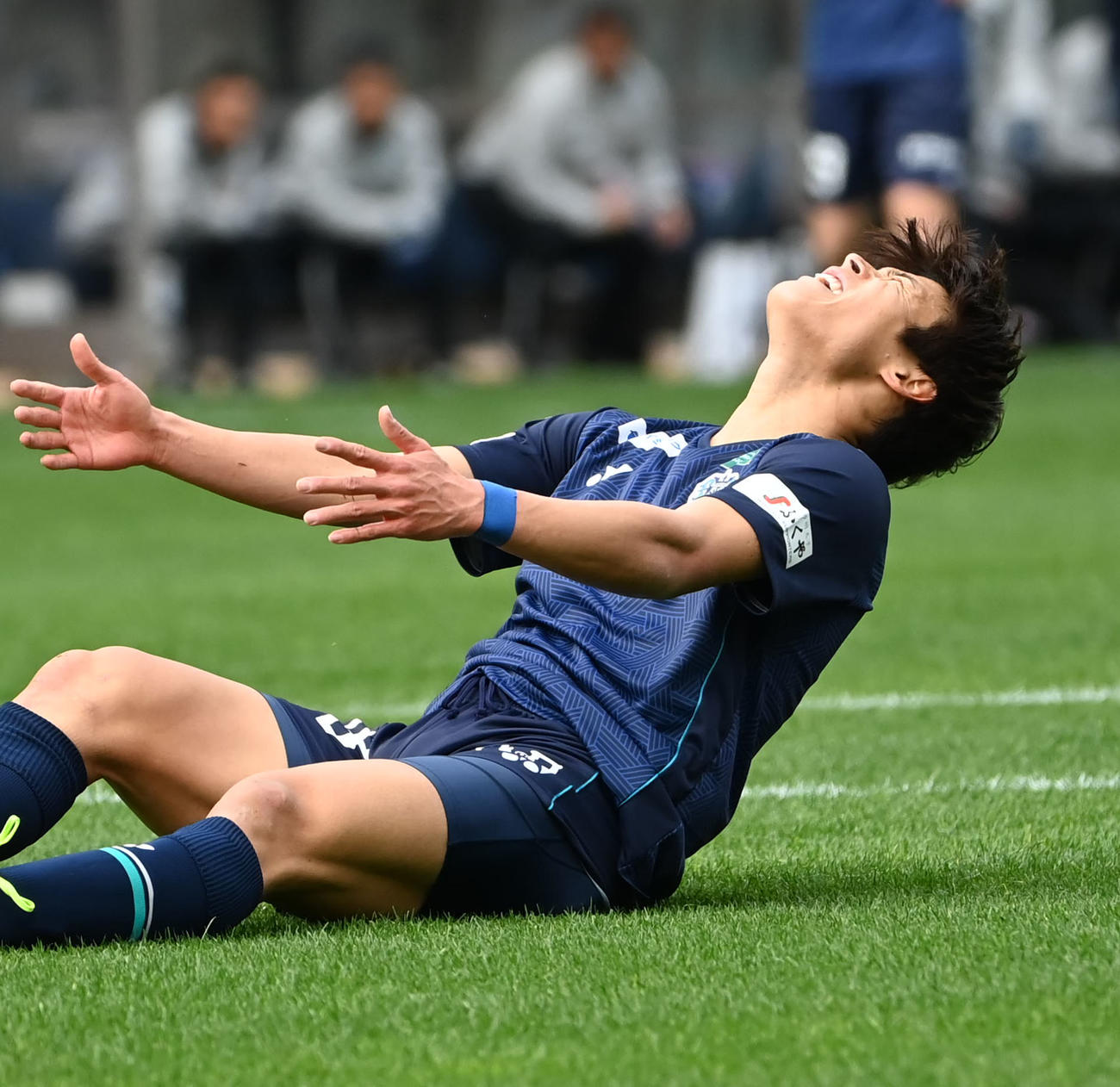 福岡対札幌　前半、ゴールを外し悔しがる福岡・岩崎（撮影・石井愛子）