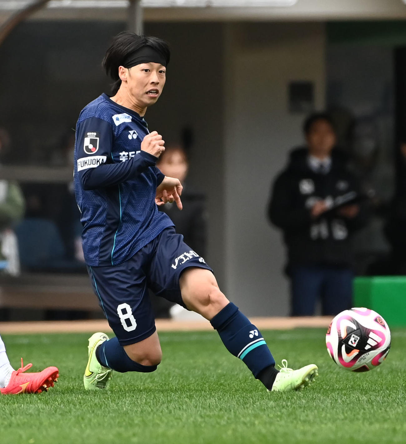 福岡対札幌　前半、パスを出す福岡・紺野（撮影・石井愛子）
