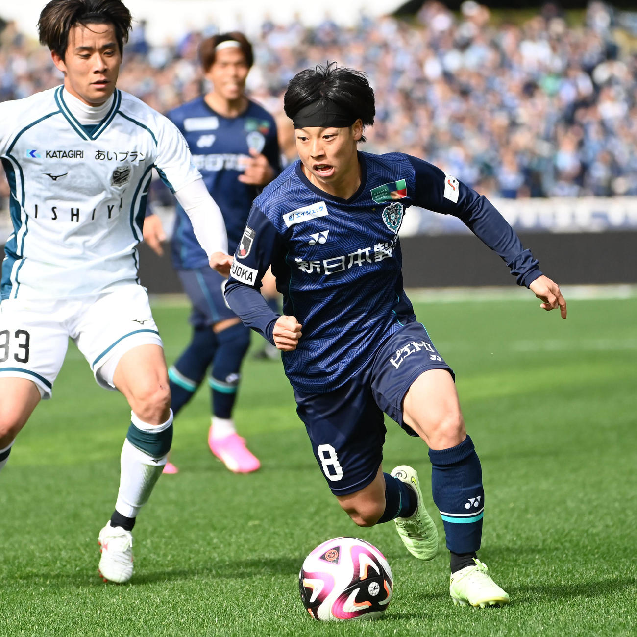 福岡対札幌　前半、競り合う福岡・紺野（右）（撮影・石井愛子）
