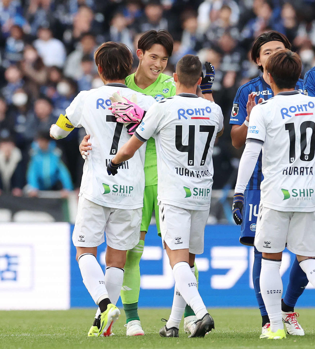 町田対G大阪　引き分けに終わり、G大阪宇佐美（左）と抱擁を交わす町田GK谷（撮影・宮地輝）