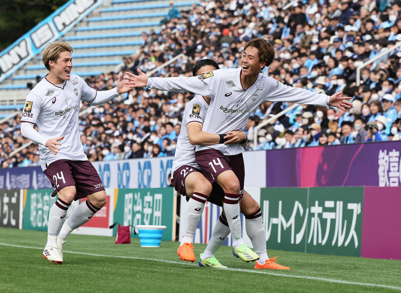 磐田対神戸　前半、先制ゴールを決め喜ぶ神戸汰木（右）（撮影・足立雅史）