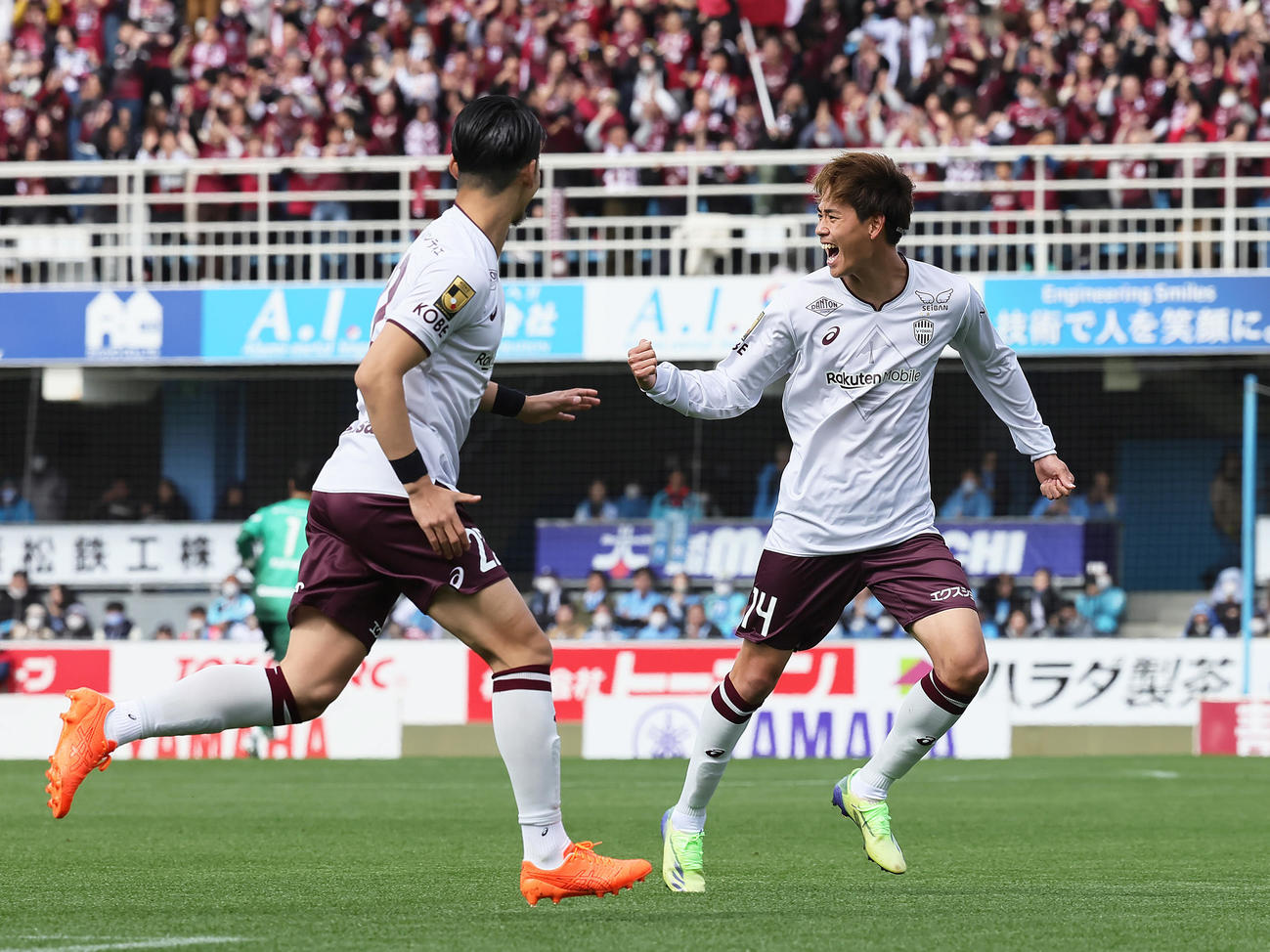 磐田対神戸　前半、先制ゴールを決め喜ぶ神戸汰木（右）（撮影・足立雅史）