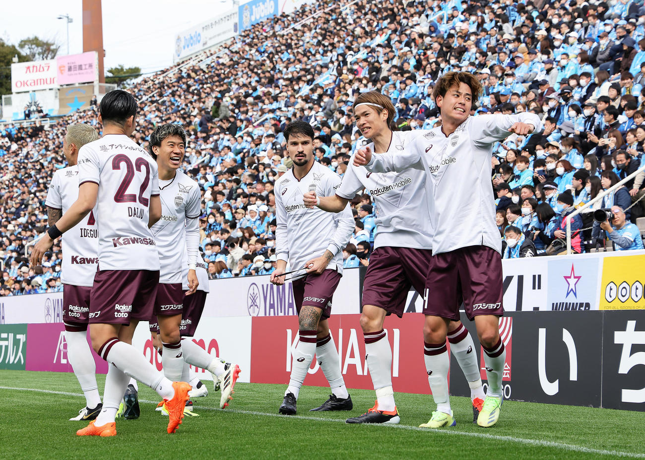 磐田対神戸　前半、先制ゴールを決め喜ぶ神戸汰木（右端）（撮影・足立雅史）
