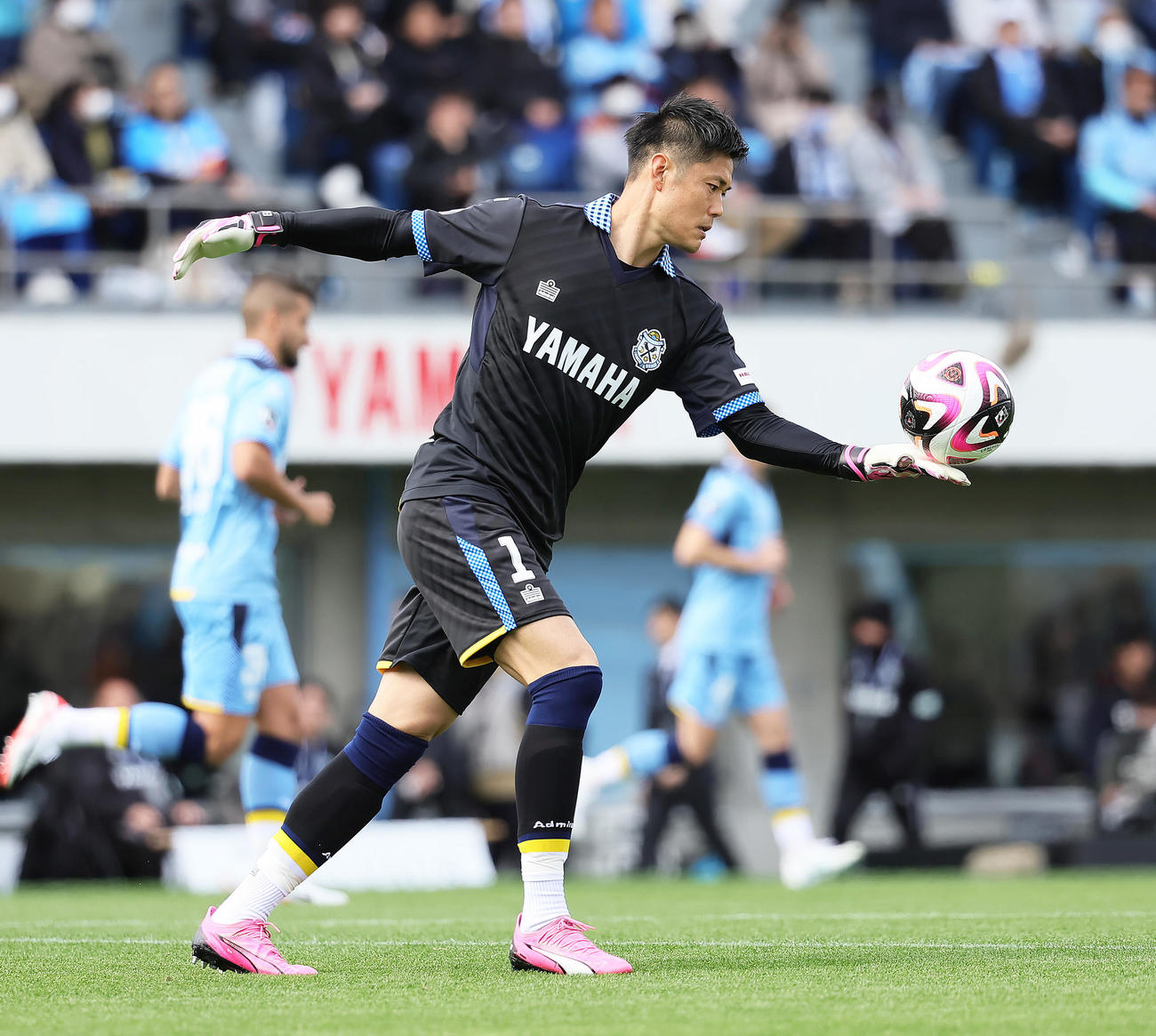 磐田対神戸　前線にボールを送る磐田GK川島（撮影・足立雅史）