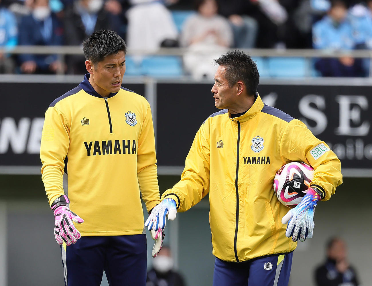 試合前練習に臨む磐田GK川島（左）と川口コーチ（撮影・足立雅史）