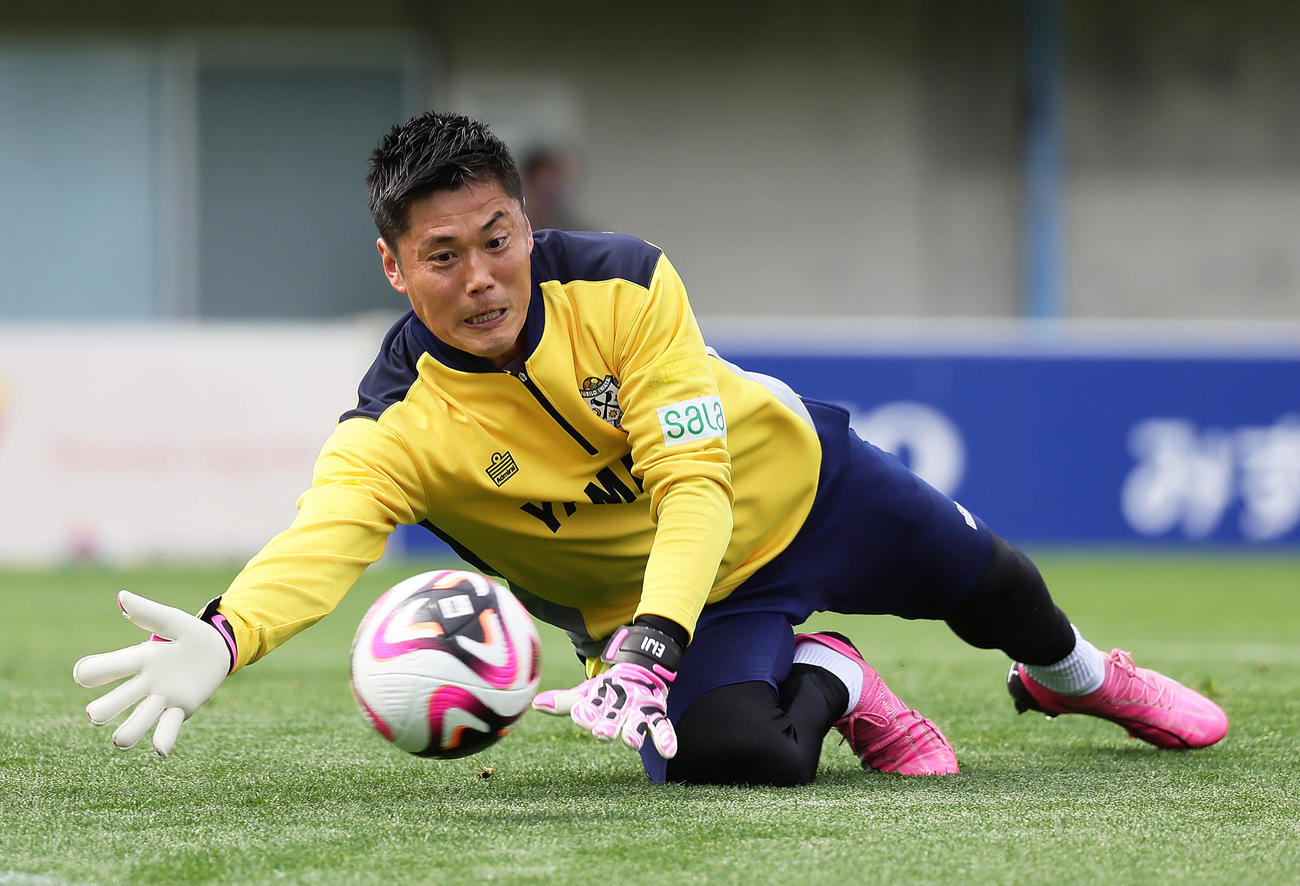 試合前練習に臨む磐田GK川島（撮影・足立雅史）