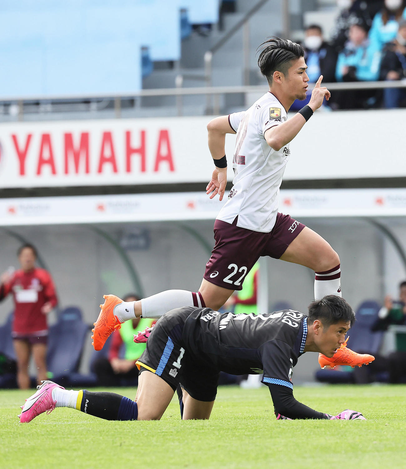 磐田対神戸　後半、ゴールを決めた神戸佐々木（上）。下は磐田GK川島（撮影・足立雅史）