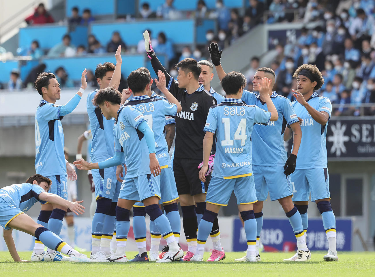 磐田対神戸　後半開始前、円陣でタッチを交わす磐田GK川島（中央）ら（撮影・足立雅史）