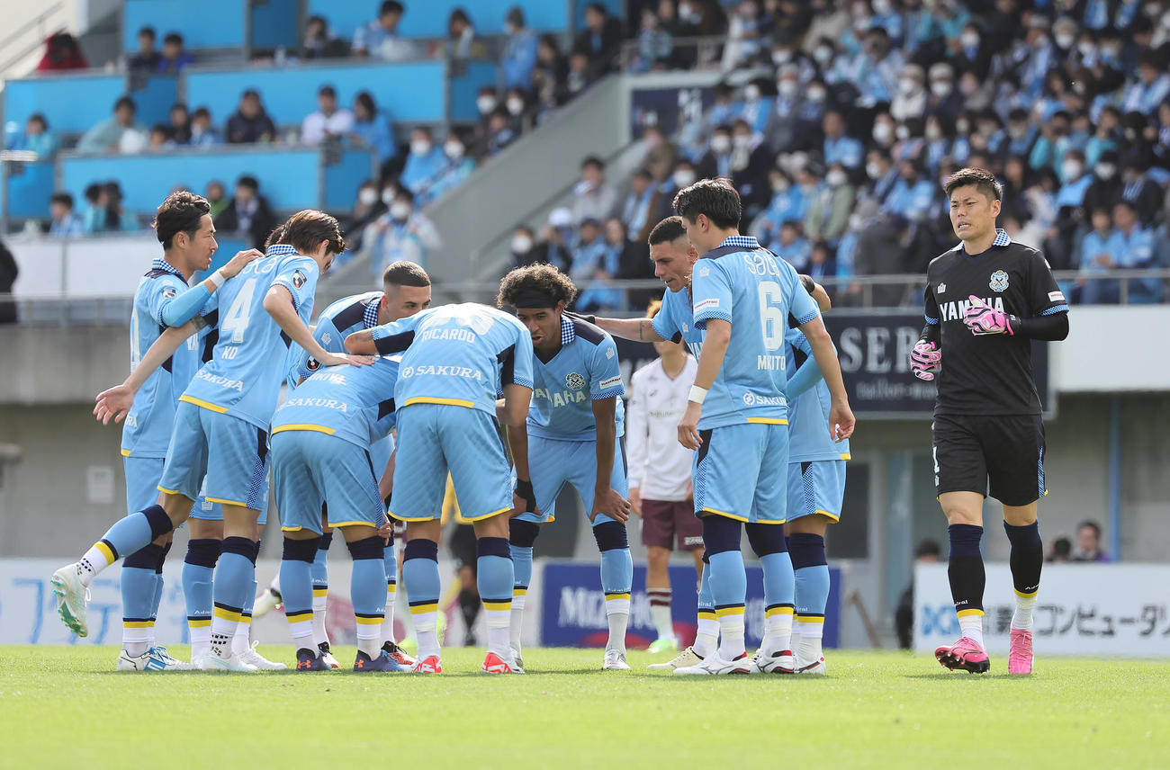 磐田対神戸　後半に臨む磐田GK川島（右端）ら（撮影・足立雅史）
