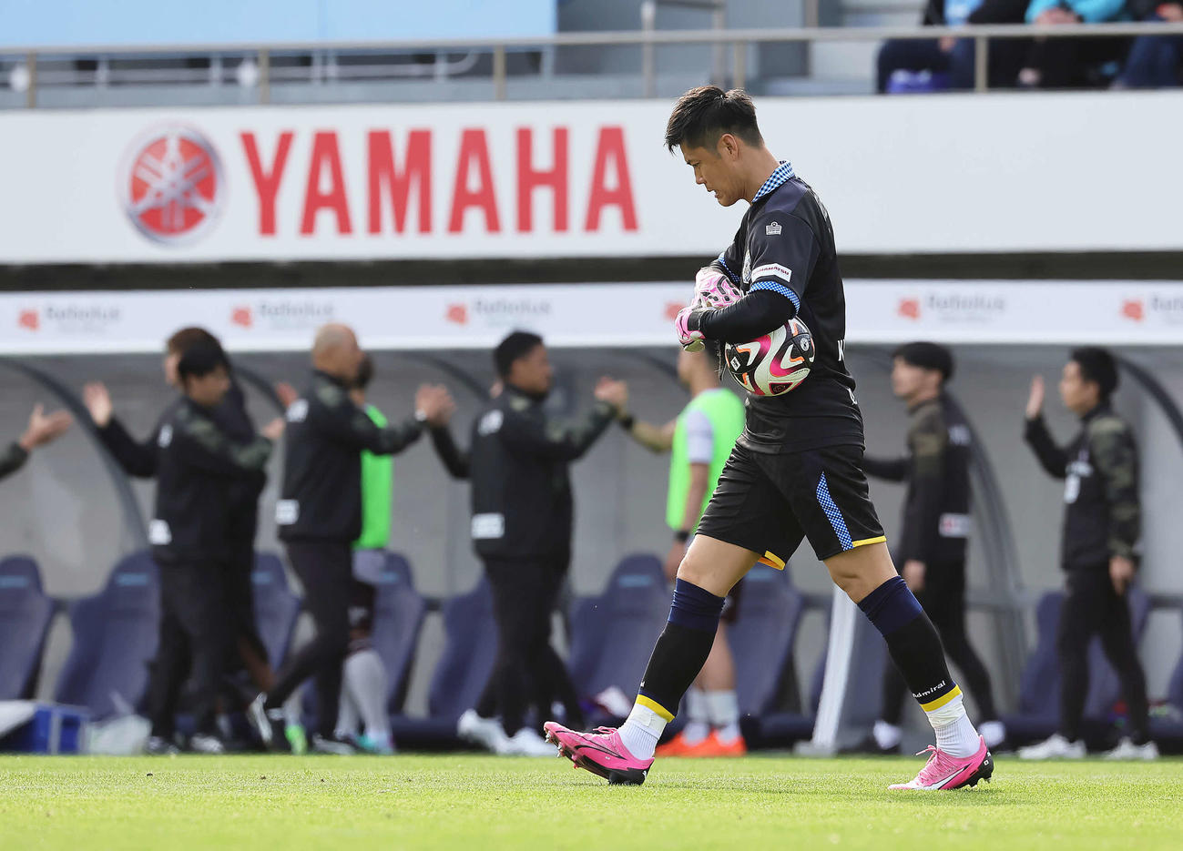 磐田対神戸　試合に敗れ、がっくりと引き揚げる磐田GK川島（撮影・足立雅史）