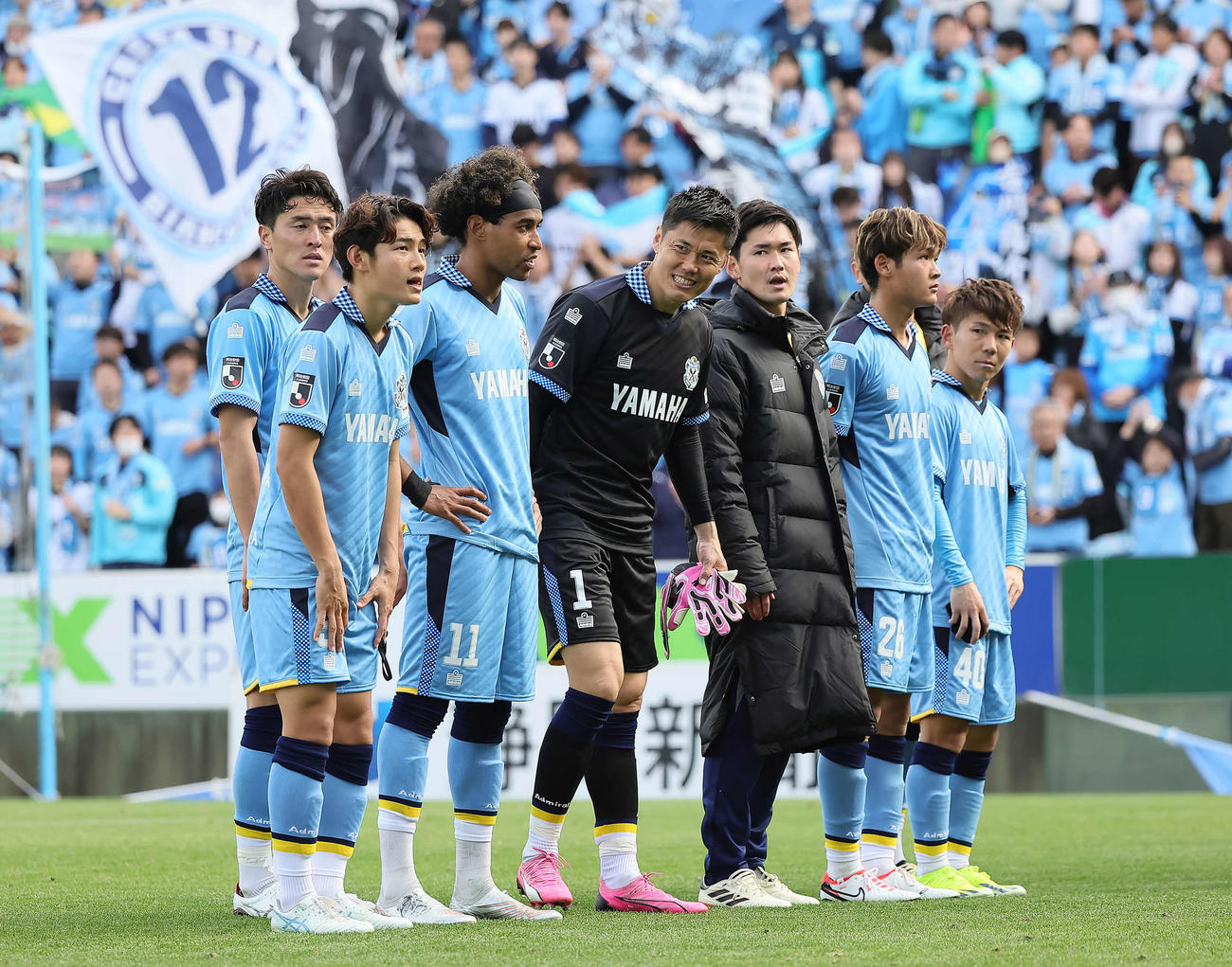 磐田対神戸　試合後、スタンドにあいさつする磐田GK川島（中央）ら（撮影・足立雅史）