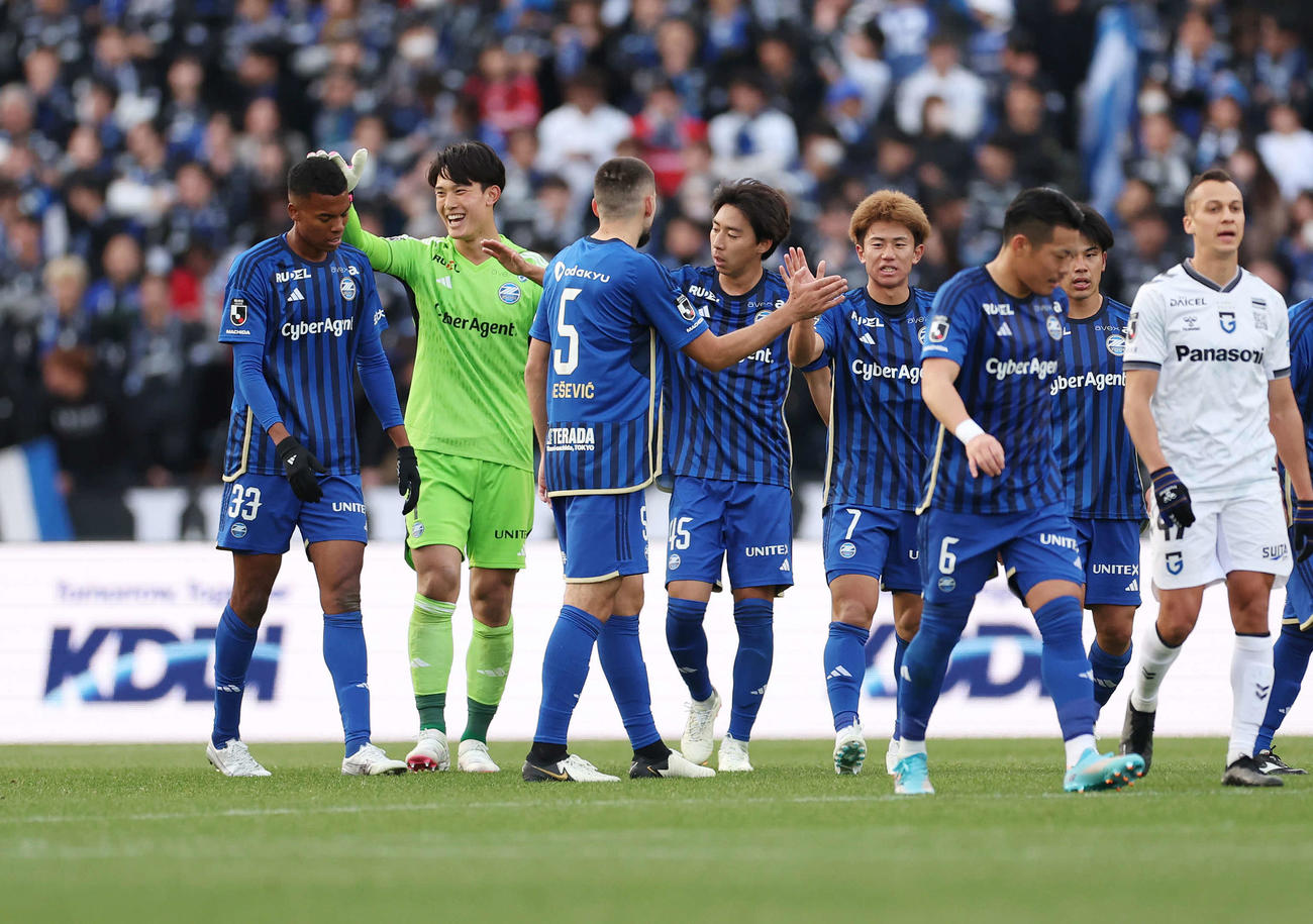 町田対G大阪　引き分けに終わり、タッチを交わす町田GK谷（左から2人目）ら選手たち（撮影・宮地輝）