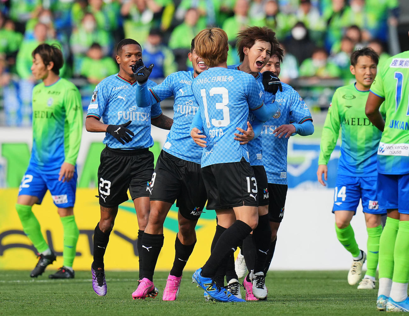 湘南対川崎F　前半、ゴールを決めチームメートと喜び合う川崎F脇坂（左から5人目）（撮影・垰建太）