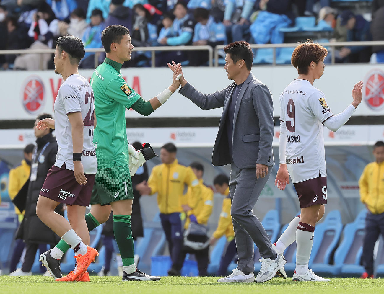 磐田対神戸　無失点で試合に勝利し、タッチを交わす神戸GK前川（中央左）と吉田監督（同右）（撮影・足立雅史）