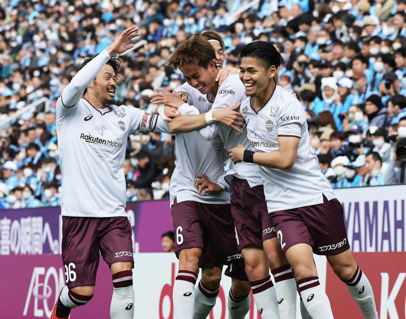 磐田対神戸　前半、先制ゴールを決め祝福される神戸汰木（右から2人目）（撮影・足立雅史）