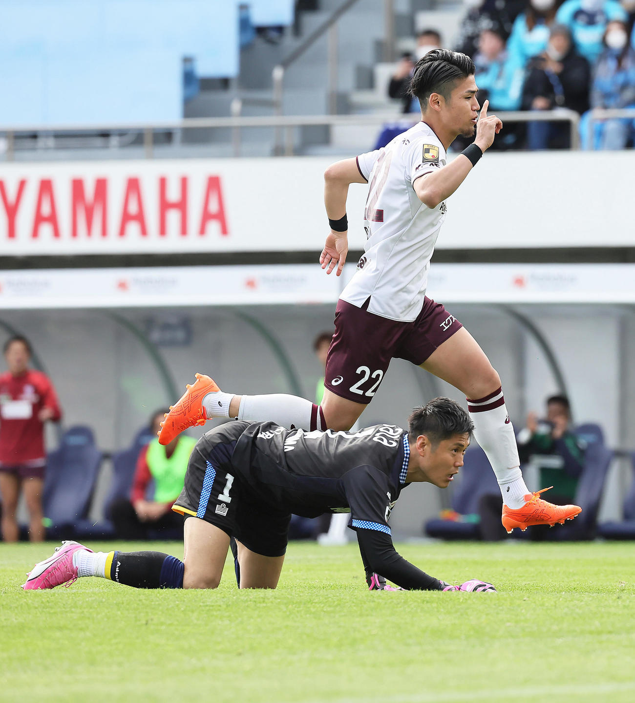 磐田対神戸　後半、ゴールを決めた神戸佐々木（上）。下は磐田GK川島（撮影・足立雅史）