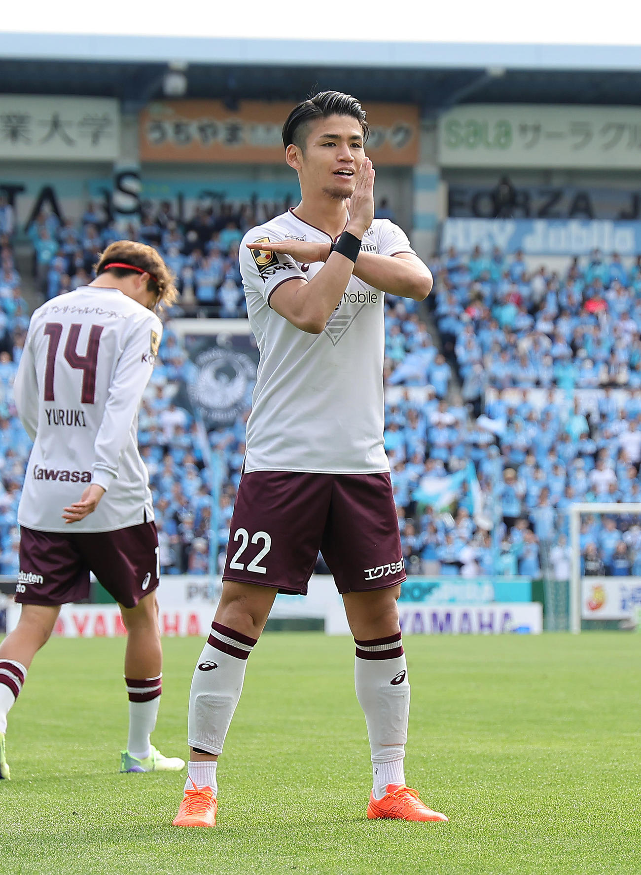 磐田対神戸　後半、ゴールを決めポーズを決める神戸佐々木（撮影・足立雅史）