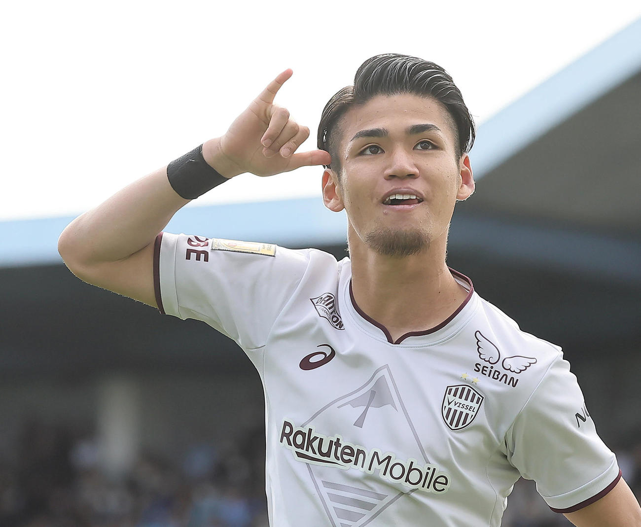 磐田対神戸　後半、ゴールを決めポーズを決める神戸佐々木（撮影・足立雅史）
