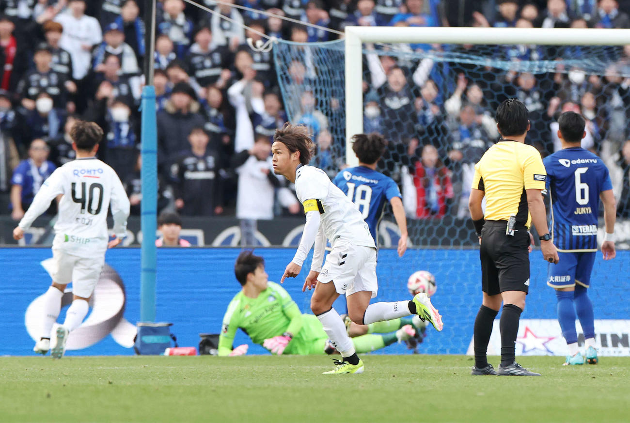 町田対G大阪　後半、同点の直接FKを決め、駆け出すG大阪宇佐美（撮影・宮地輝）