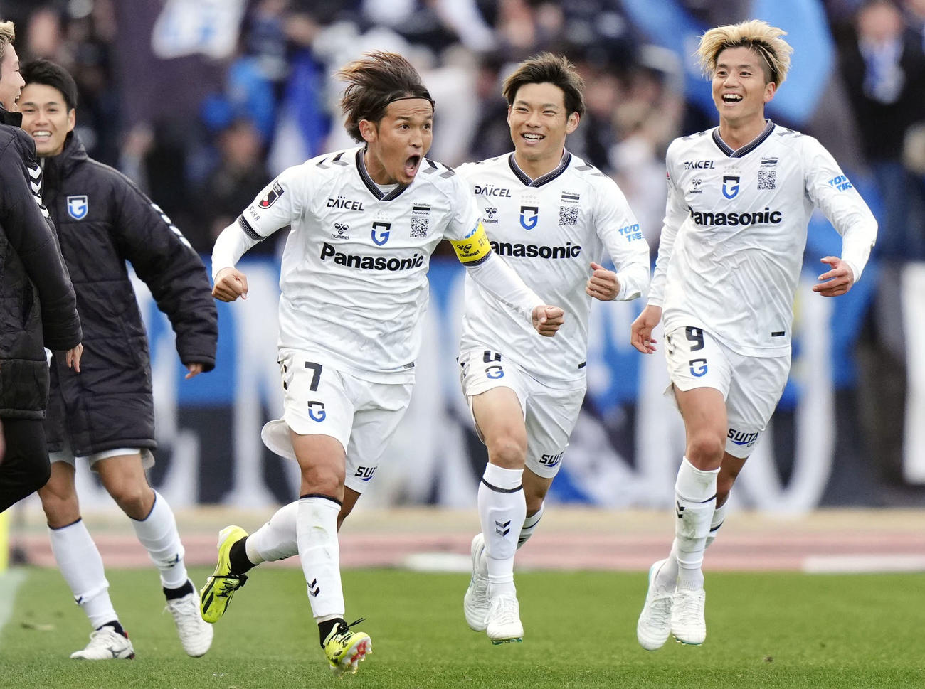 町田―G大阪　後半、FKを直接決め、駆け出すG大阪・宇佐美（7）＝Gスタ（共同）