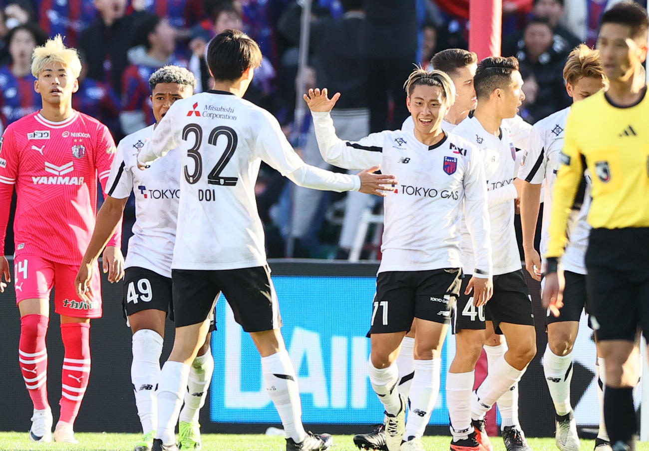 C大阪対東京　後半、東京荒木（左から4人目）はゴールを決め仲間とタッチをかわす（撮影・上山淳一）