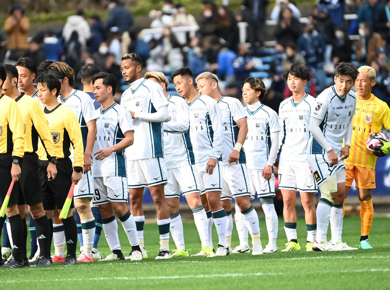 福岡対札幌　試合終了後に福岡イレブンと握手をする札幌イレブン（撮影・石井愛子）