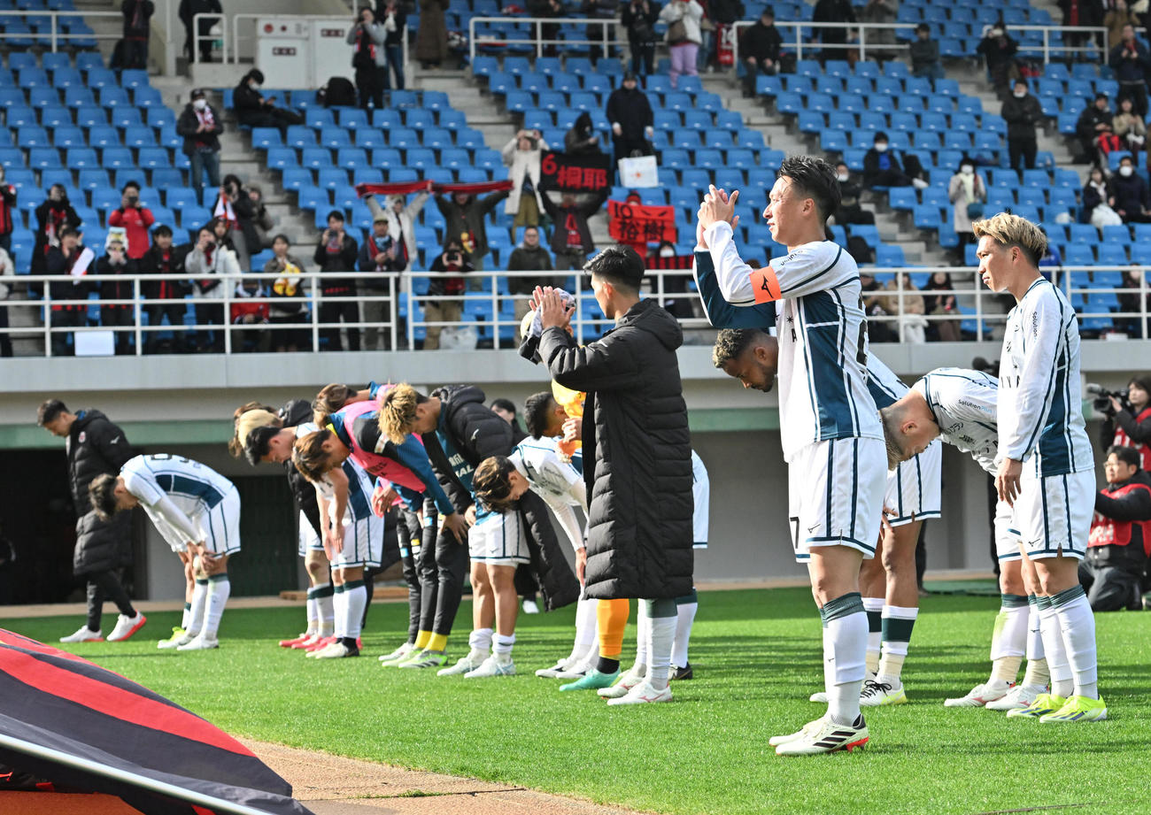 福岡対札幌　試合終了後にサポーターにあいさつをする札幌イレブン（撮影・石井愛子）