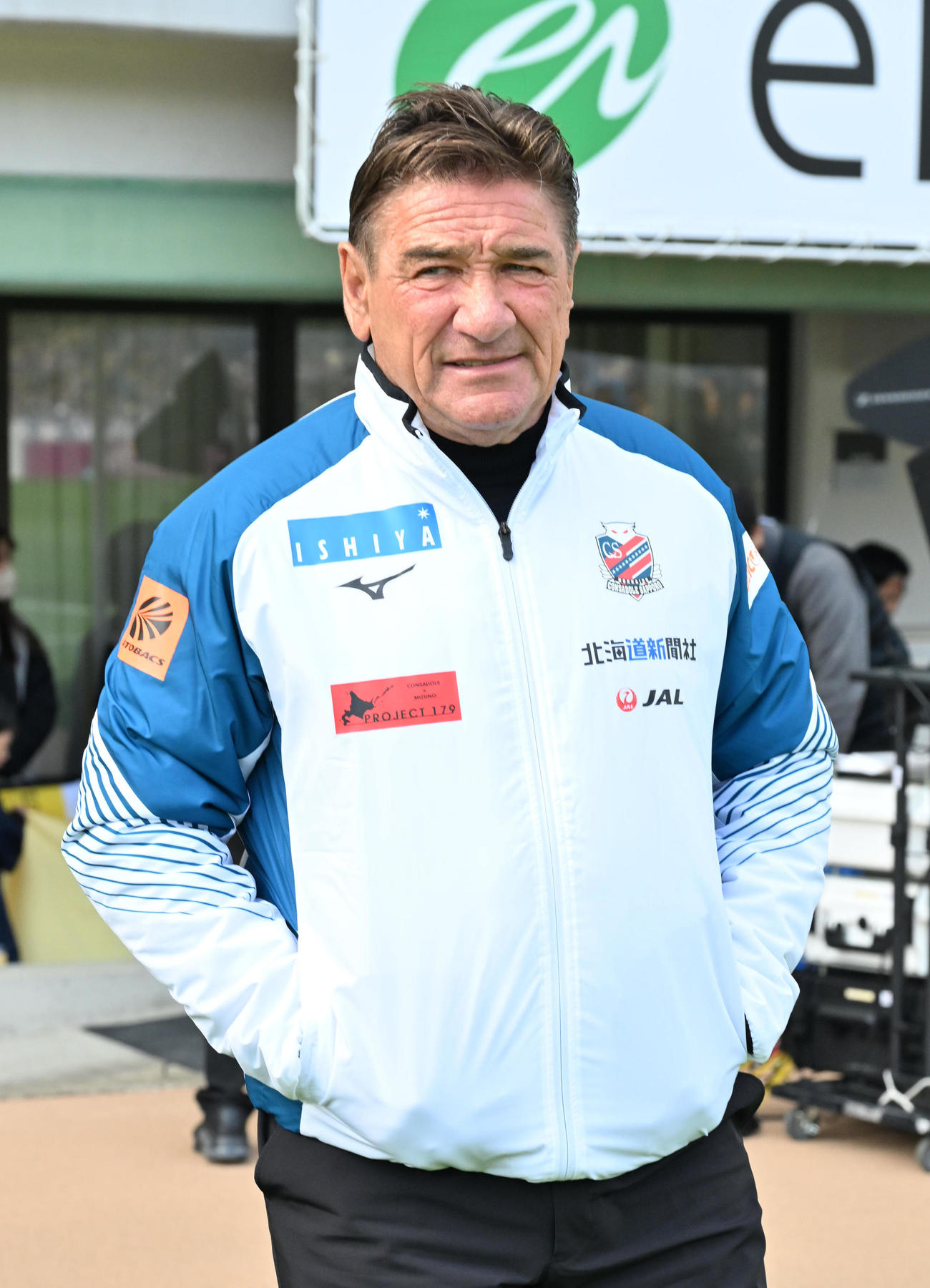 福岡対札幌　選手を見守る札幌・ペトロヴィッチ監督（撮影・石井愛子）