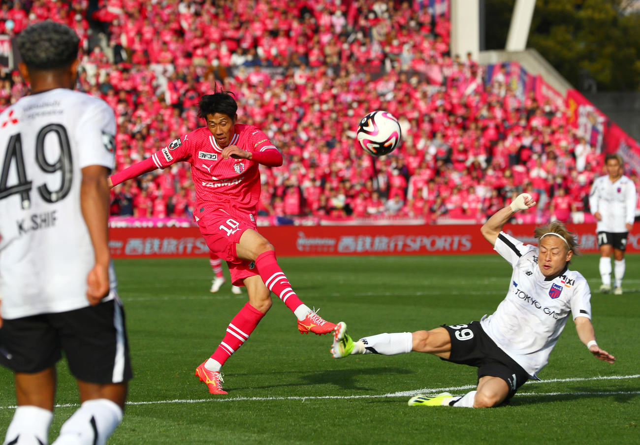 C大阪対東京　前半、C大阪田中（中央）はシュートを狙うが外れる。右は東京仲川（撮影・上山淳一）