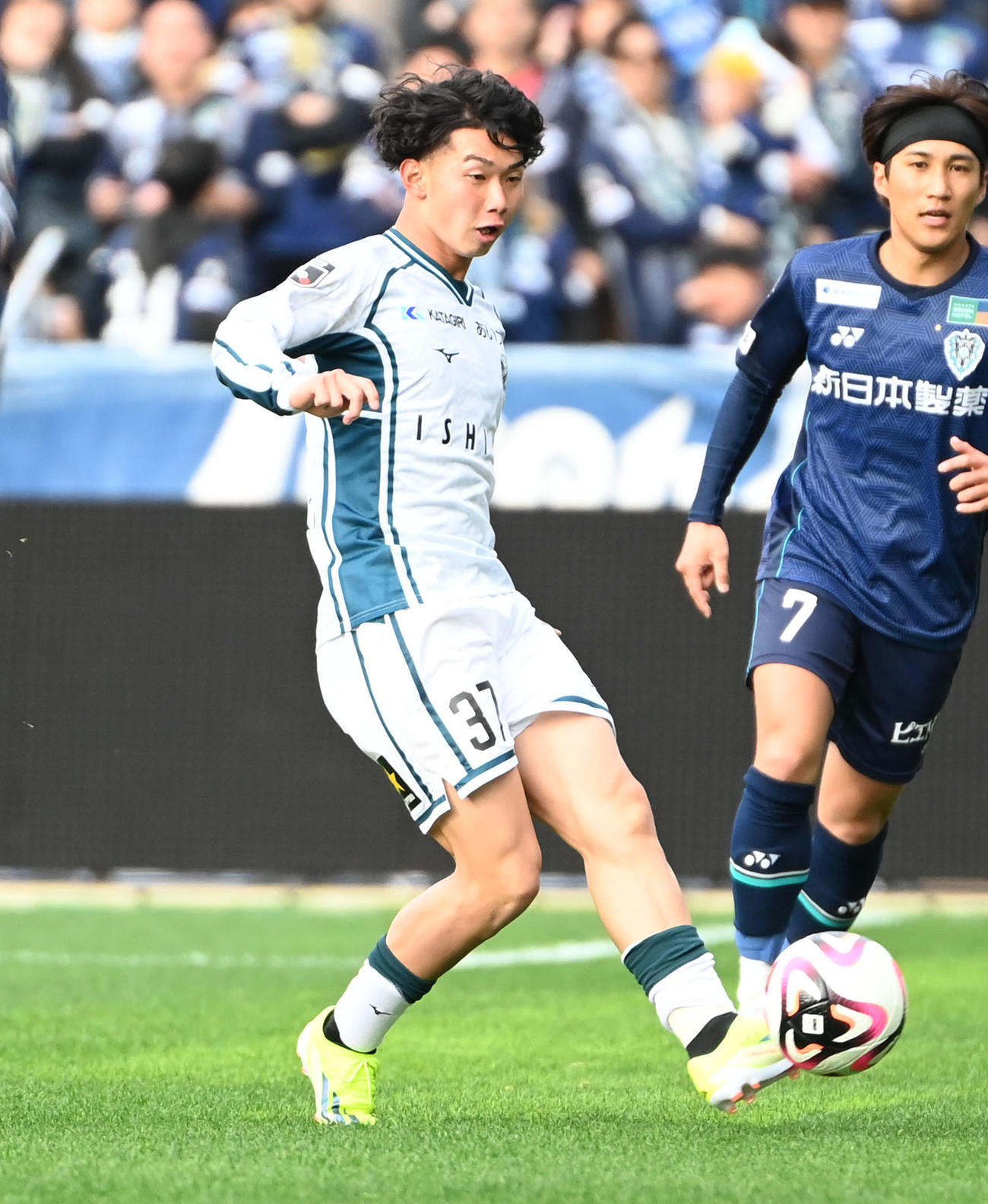 福岡対札幌　後半、パスを出す札幌・田中克（左）（撮影・石井愛子）