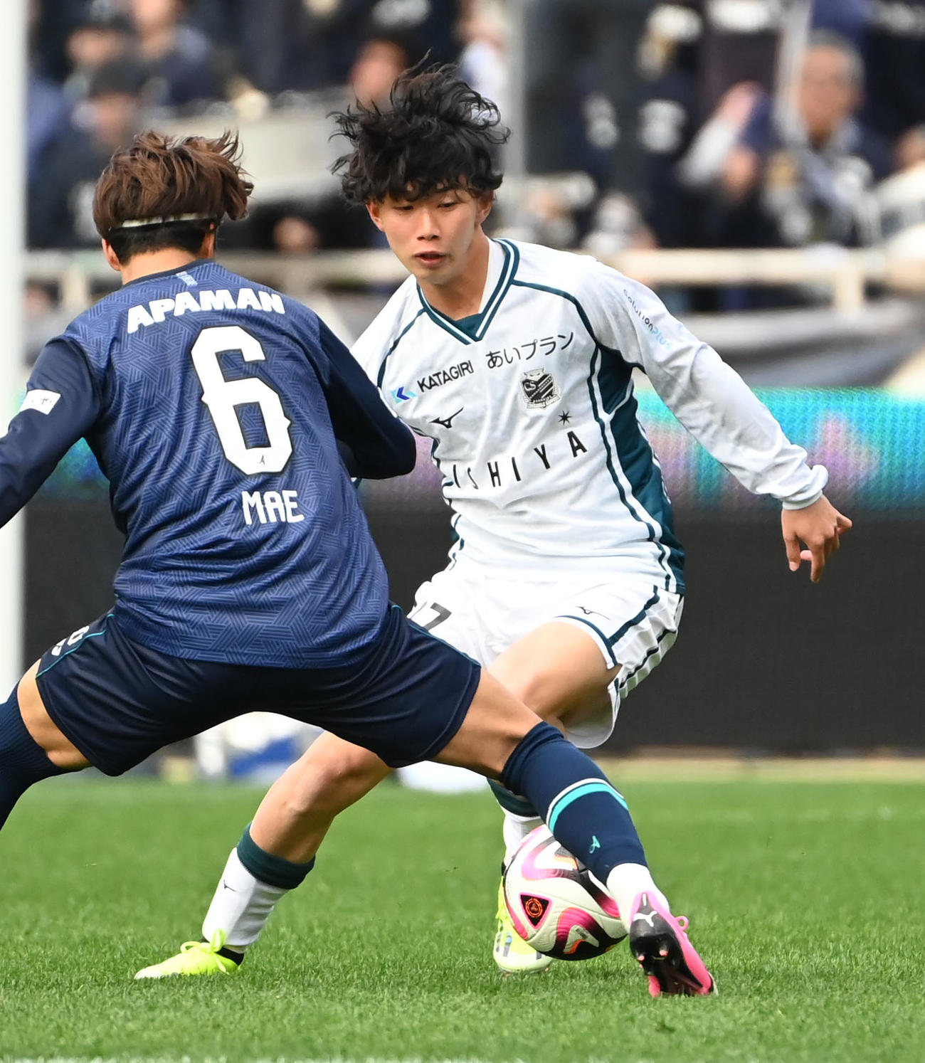 福岡対札幌　後半、競り合う札幌・田中克（右）（撮影・石井愛子）