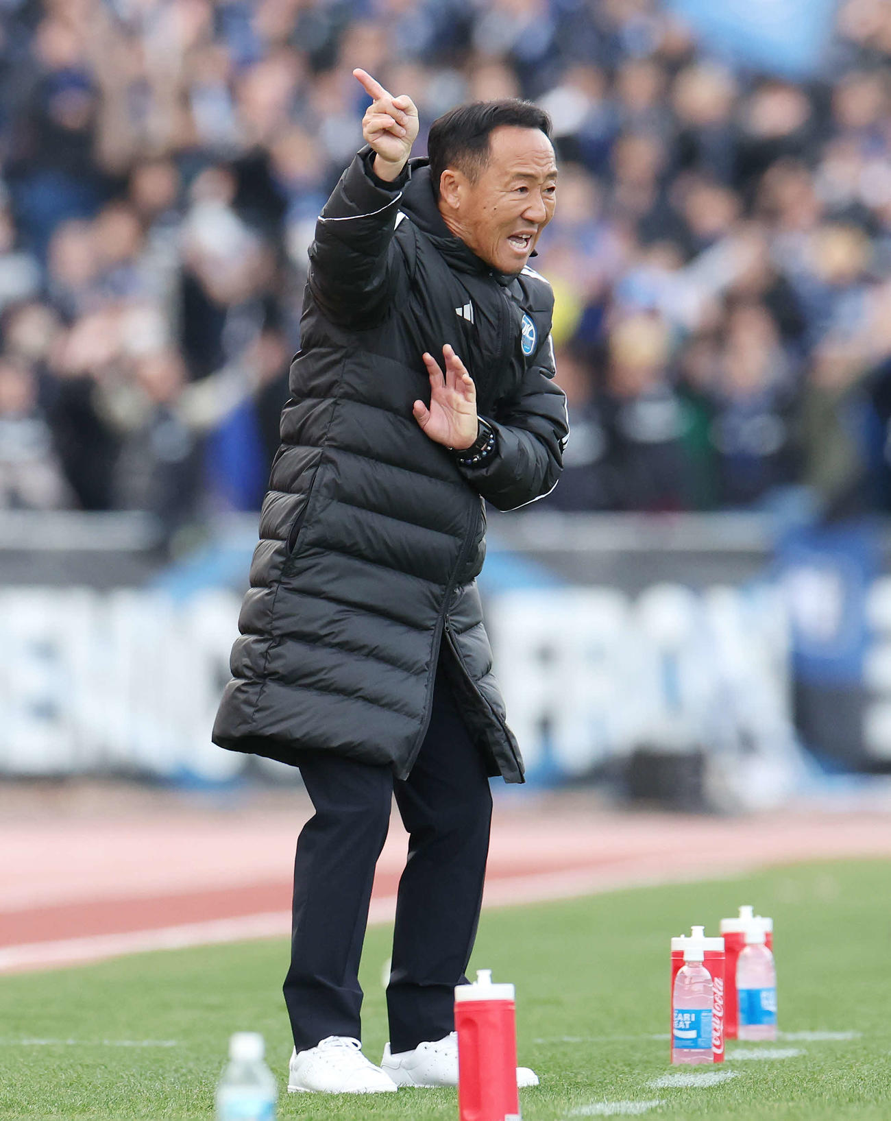 町田対G大阪　後半、指示を飛ばす町田黒田監督（撮影・宮地輝）