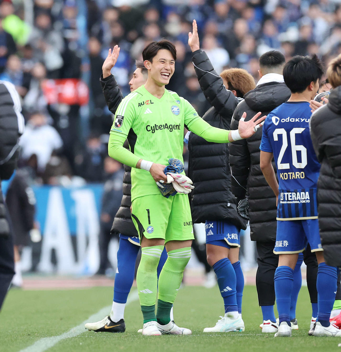町田対G大阪　試合後、笑顔を見せる町田GK谷（撮影・宮地輝）