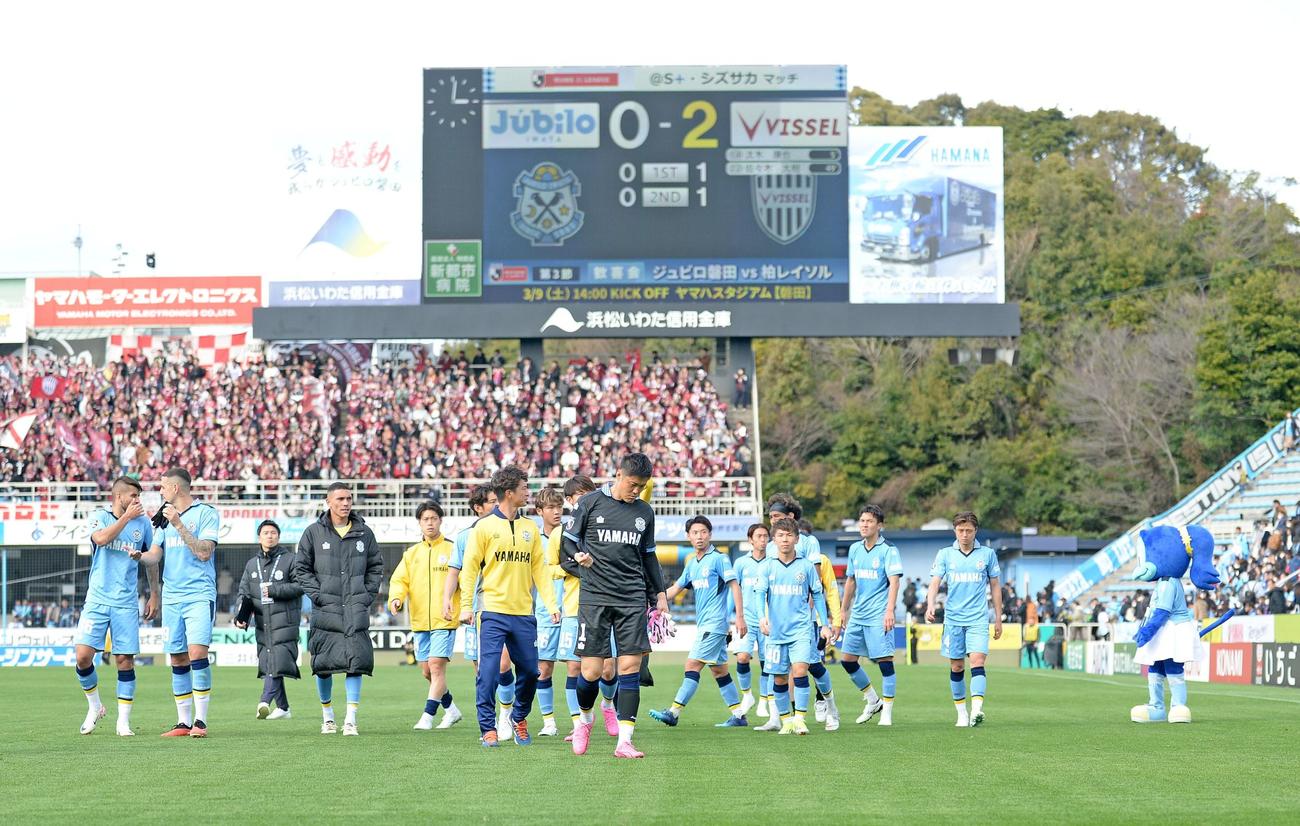 完封負けにうなだれる磐田の選手たち