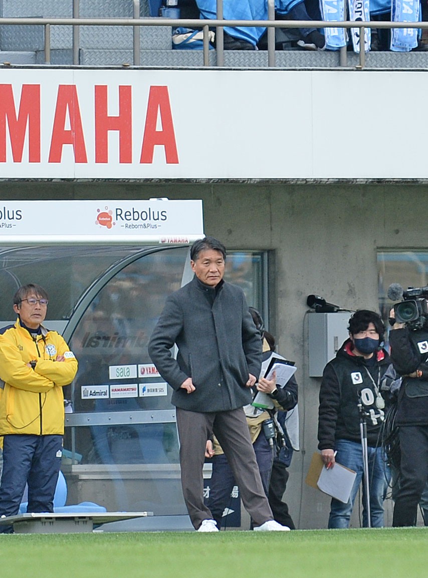 険しい表情で戦況を見つめる磐田の横内監督