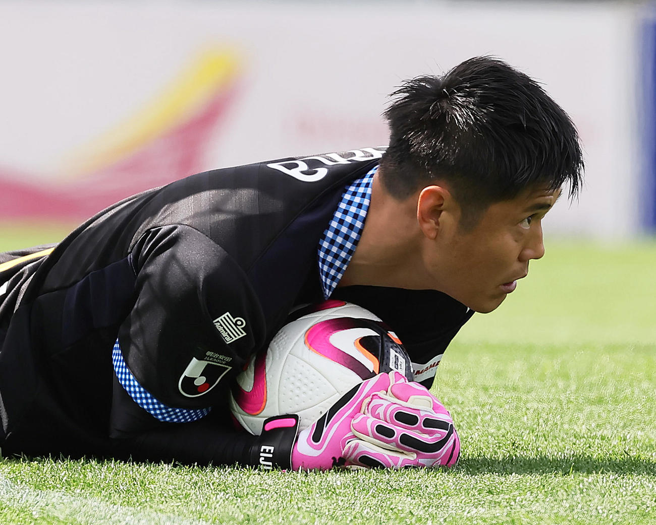 磐田対神戸　必死のセーブを見せる磐田GK川島（撮影・足立雅史）