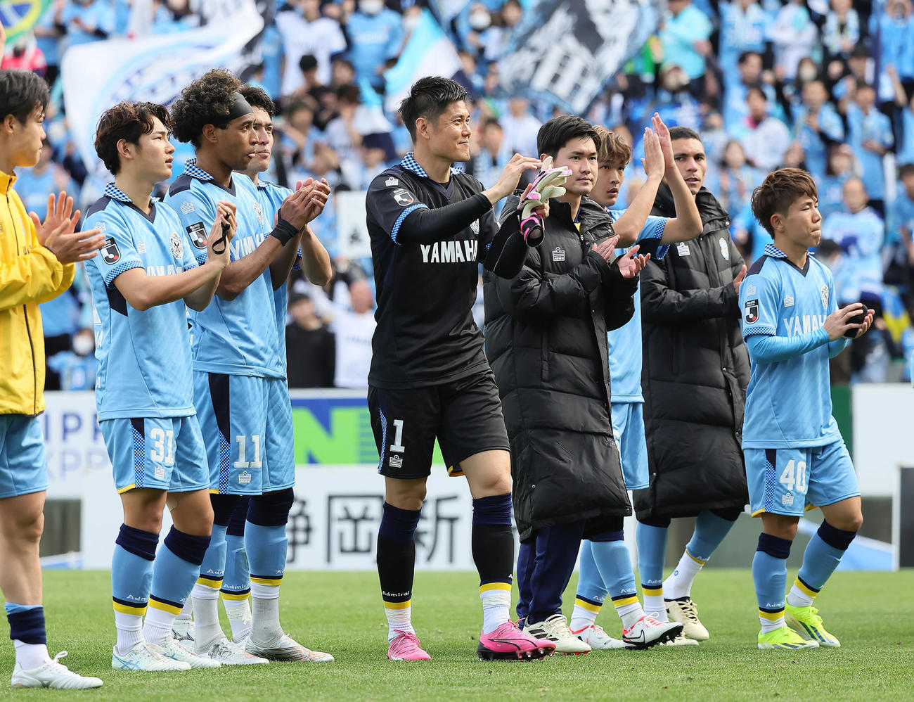 磐田対神戸　試合後、スタンドにあいさつする磐田GK川島（中央左）ら（撮影・足立雅史）
