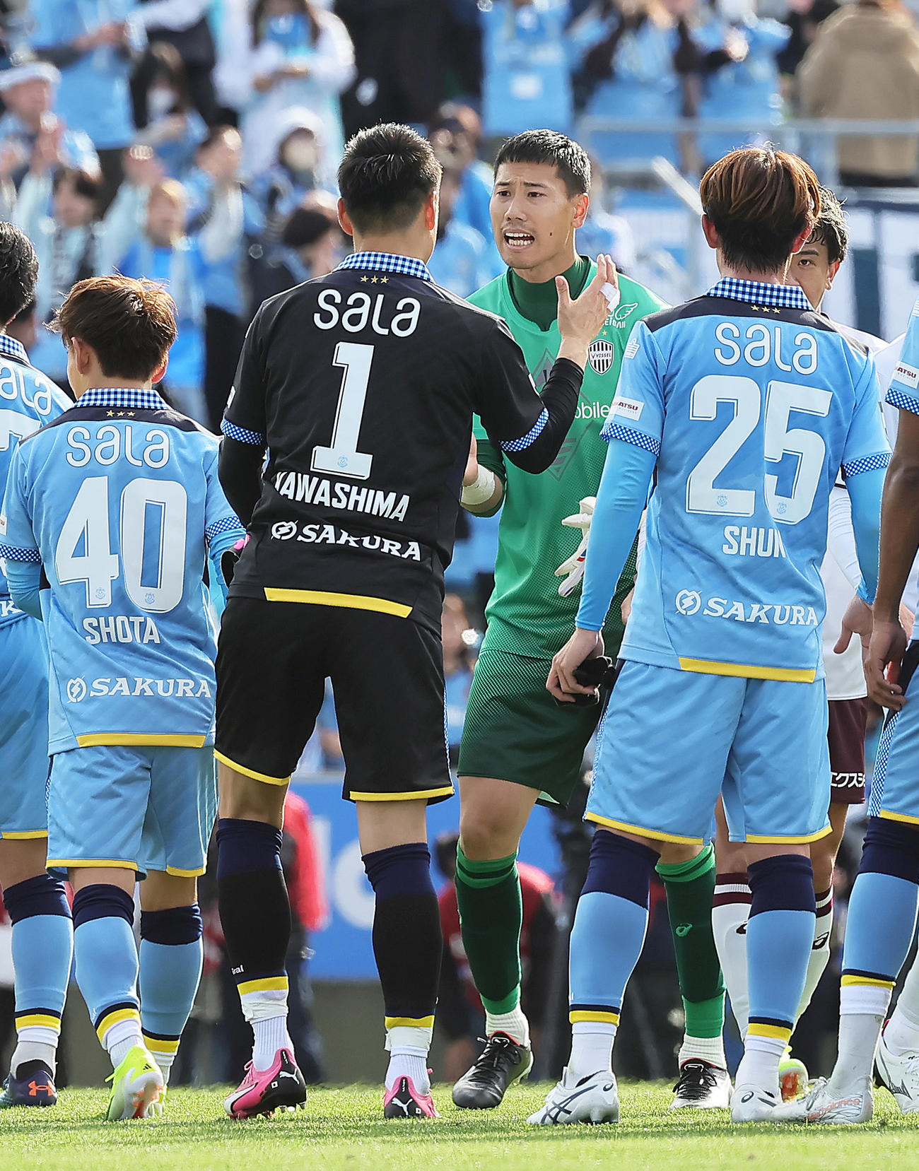 磐田対神戸　試合後、互いの健闘をたたえタッチを交わす磐田GK川島（左）と神戸GK前川（撮影・足立雅史）