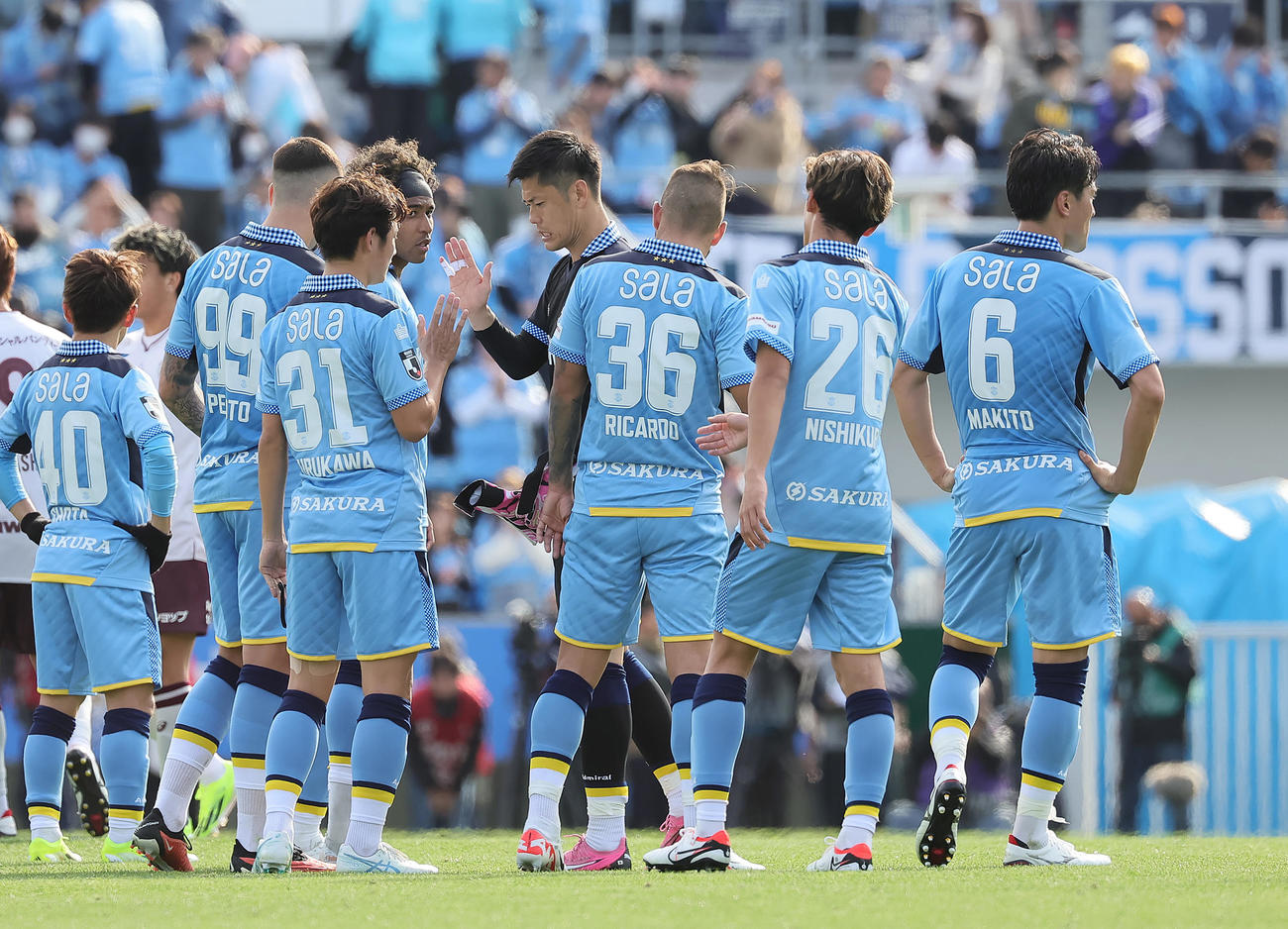 磐田対神戸　試合に敗れ、がっくりとタッチを交わす磐田GK川島（右から4人目）ら（撮影・足立雅史）