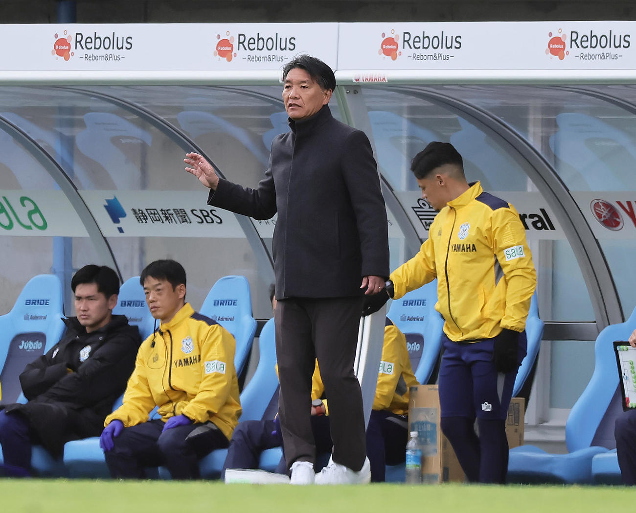 磐田対神戸　後半、戦況を見つめる磐田の横内監督（撮影・足立雅史）
