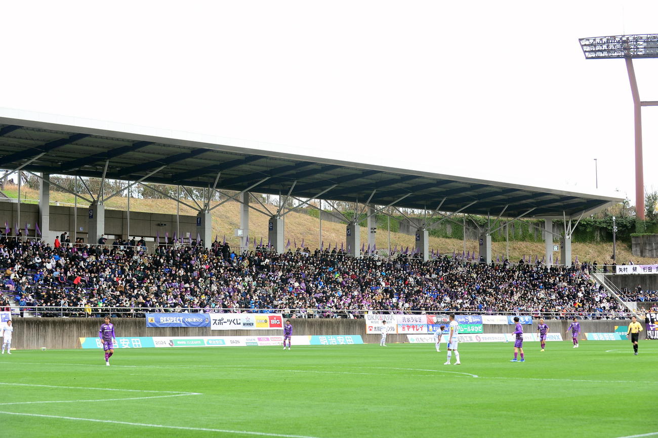 改修後のバックスタンドを埋める観客