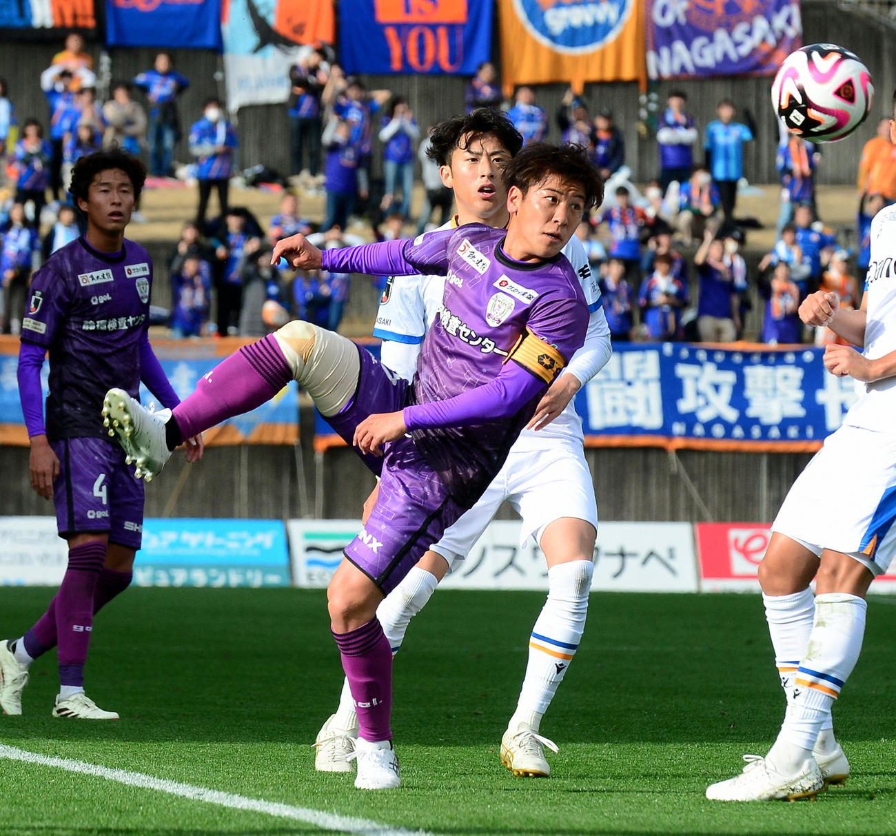 前線にパスを出す藤枝杉田（手前中央）