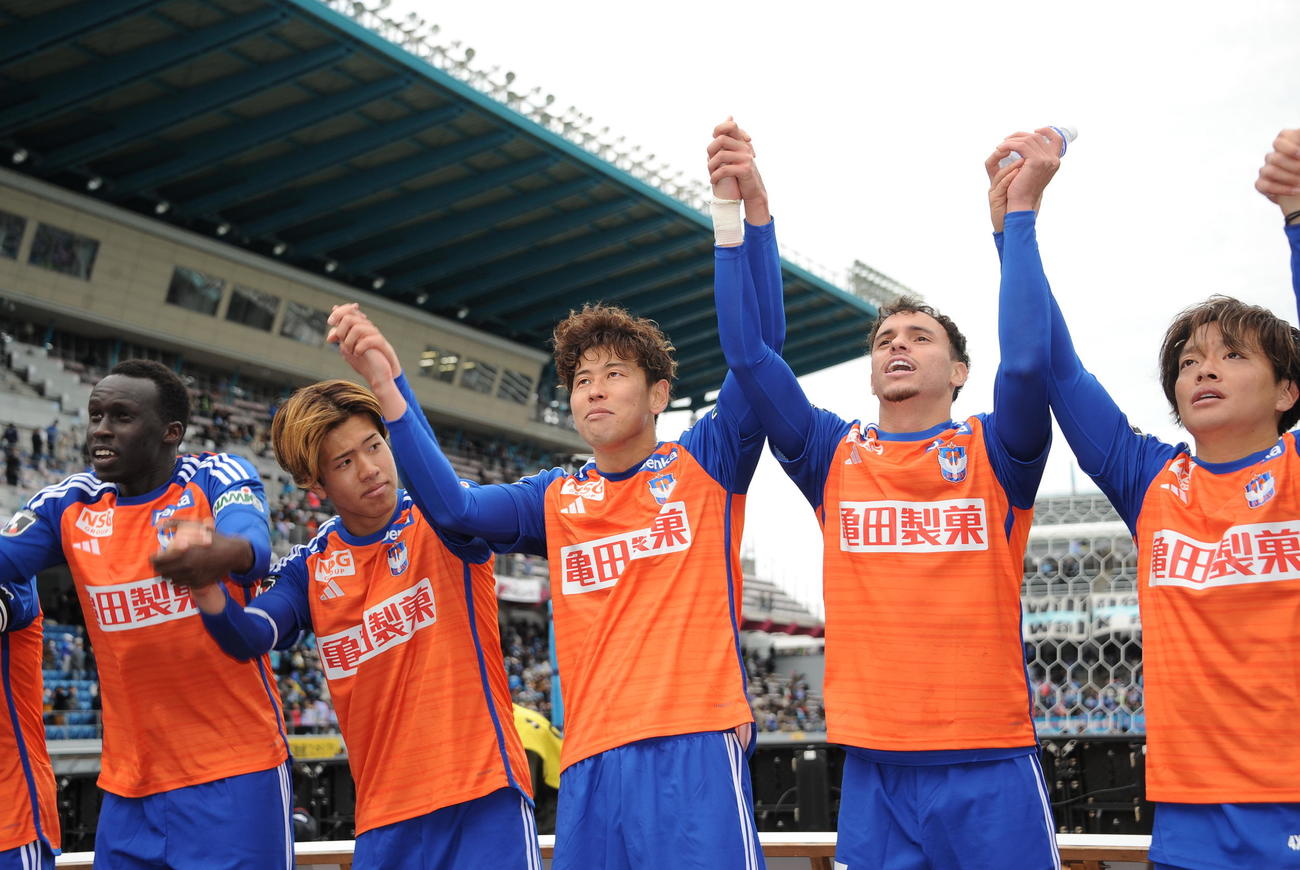 サポーターと開幕戦勝利を喜び合う谷口（左から3人目）