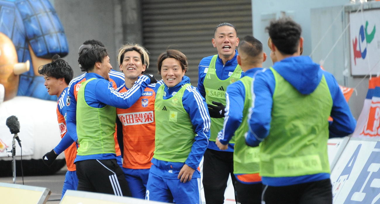 1－1の後半9分に勝ち越し点を決め、チームメートに祝福される新井（左から4人目）