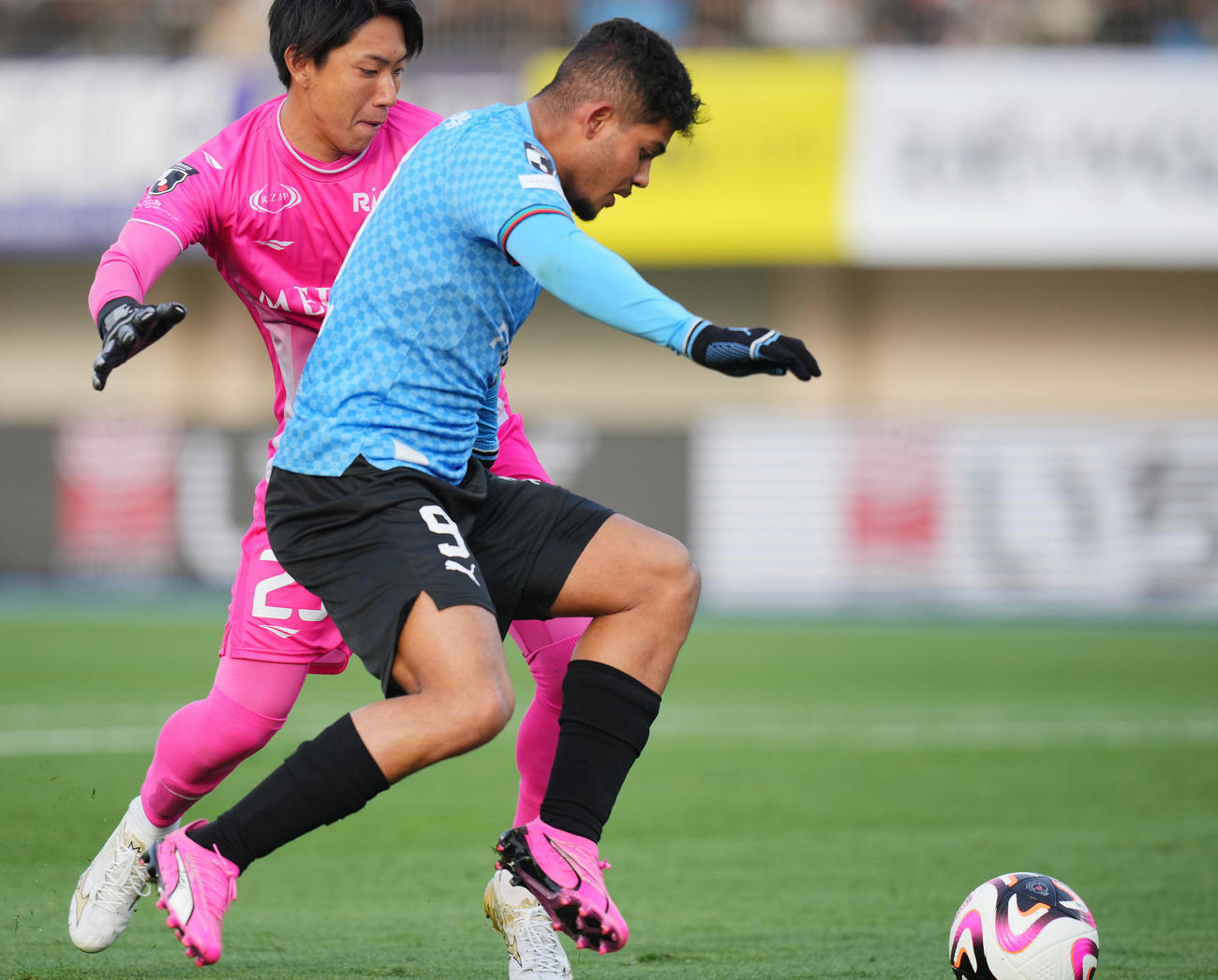 湘南対川崎F　後半、湘南GK富居（左）からボールを奪いゴールを決める川崎Fエリソン（撮影・垰建太）