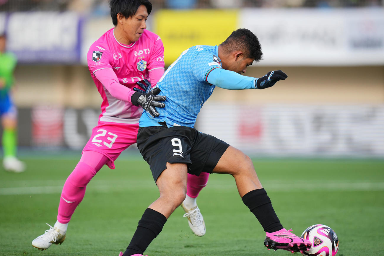 湘南対川崎F　後半、湘南GK富居（左）からゴールを奪いゴールを決める川崎Fエリソン（撮影・垰建太）