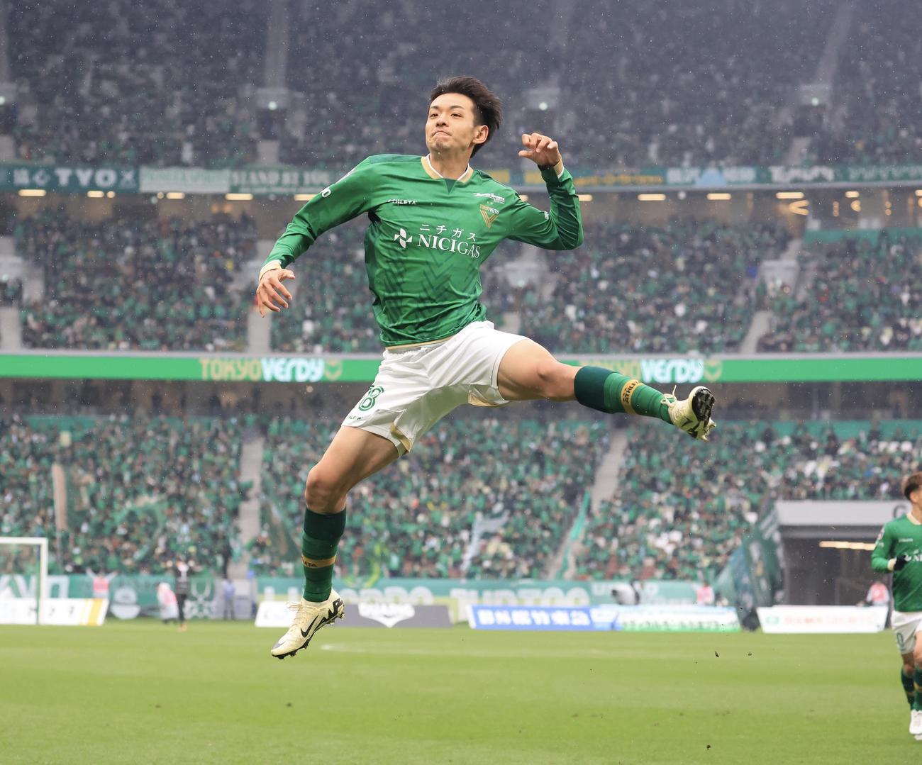 東京V対横浜　前半、FKで先制ゴールを決めジャンプで喜ぶ東京V山田(撮影・浅見桂子)